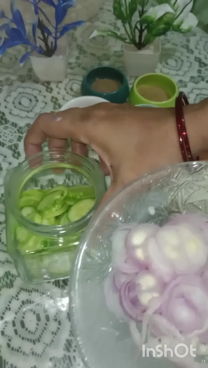 Chop the small onions thinly and add them to the jar with the cucumbers.