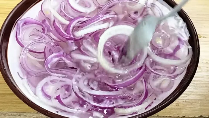 Let the onions soak in the ice water for 10 minutes.