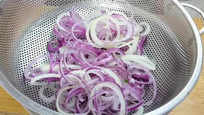Drain the onions thoroughly using a sieve, then pat them completely dry with a tissue paper or towel to remove all excess water.