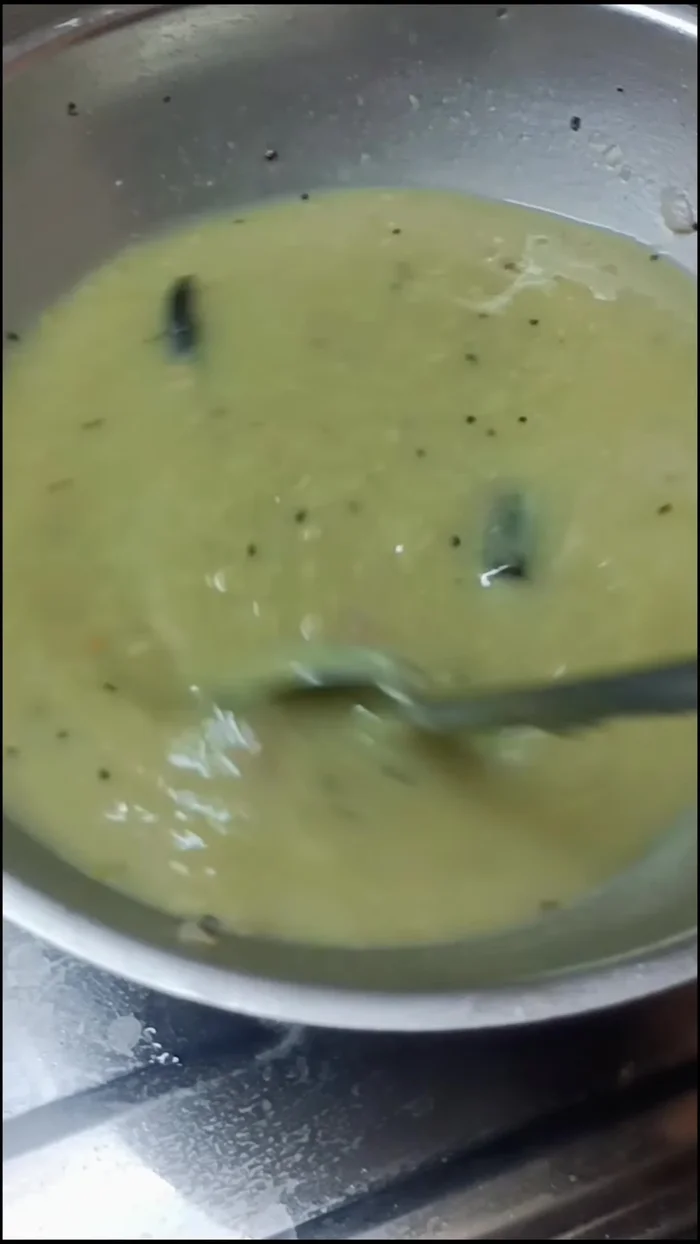 Garnish with finely chopped coriander leaves.