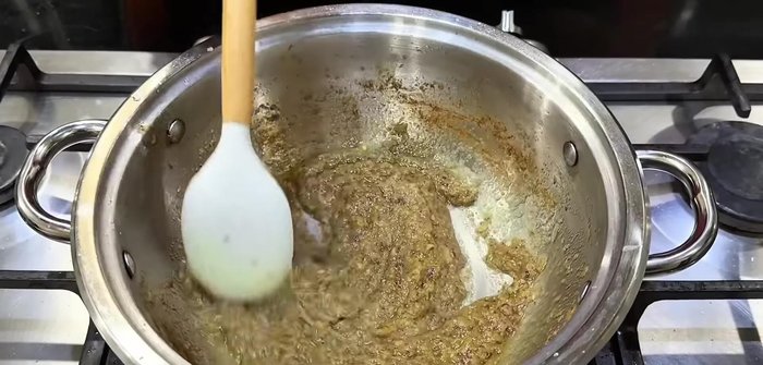 Combine and simmer: Add the cooked chicken to the gravy. Stir in curd and water, adjusting the consistency. Simmer on low heat for 2 minutes. Stir in Kasuri Methi, green chili, fresh cream, cheese, and coriander.
