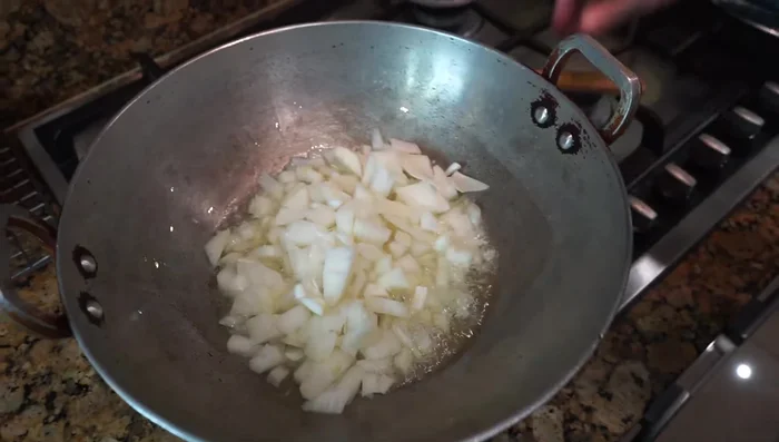 Sauté onions and curry leaves: Heat oil in a pan or pot. Add chopped onions and curry leaves and fry until golden brown.