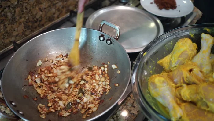 Fry the chicken: Add the marinated chicken to the pan and fry for 5-7 minutes on high heat, allowing the chicken to release its juices.