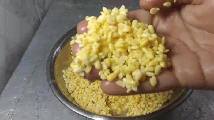 Soak moong dal for 10 minutes, then grind it in a mixer jar after removing excess water.