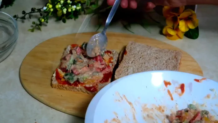 Spread tomato ketchup on the buttered bread.
