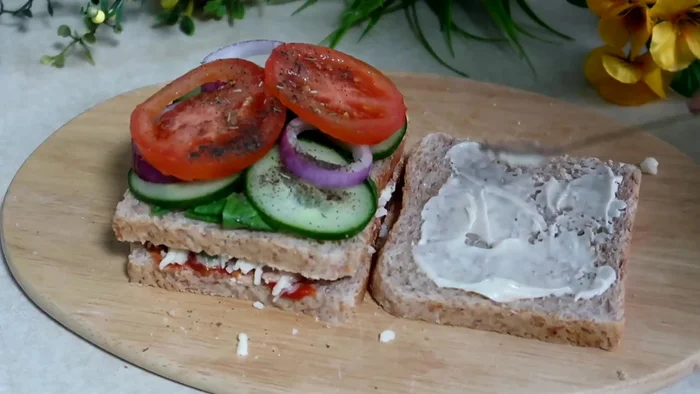 Spread mayonnaise on the remaining slice of bread and place it on top.