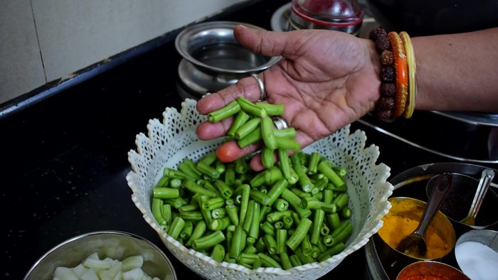 Cut fenugreek leaves into 1-inch pieces.