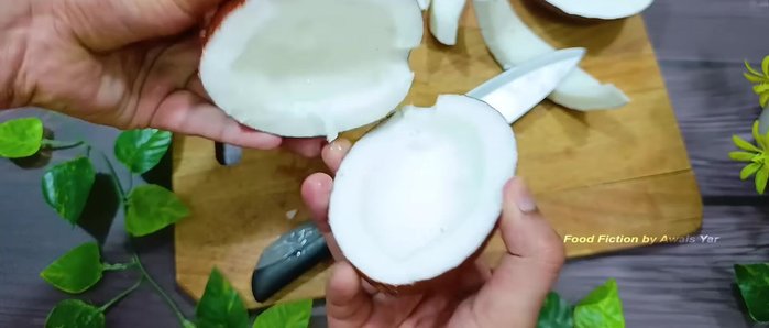 Cut the coconut into small slices.