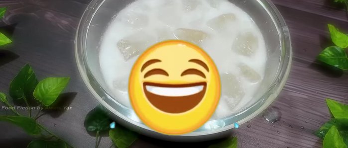 Add ice to the extracted juice.