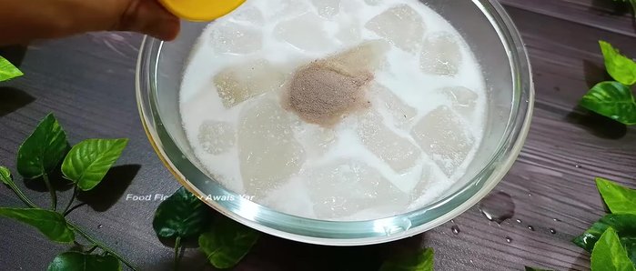 Stir in one teaspoon of black salt.