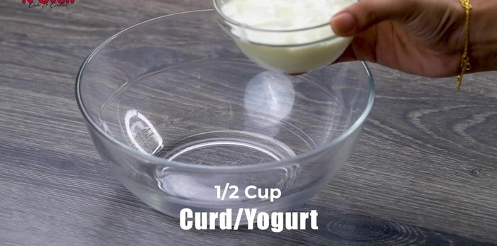 In a bowl, combine cardamom, 1 tbsp sugar, 1/4 tsp salt, and 1/2 tsp cardamom powder. Mix well.