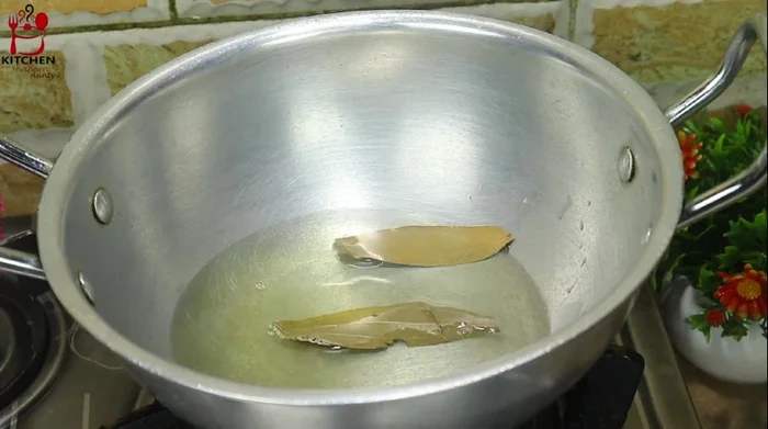 Heat oil in a pan. Add bay leaves and whole garam masala. Fry for 30-40 seconds.