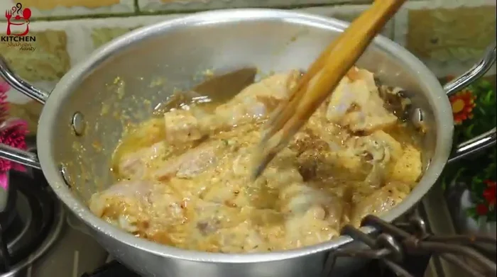 Cook on high flame for 10-12 minutes, until the water evaporates and the oil separates.