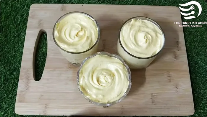 Garnish with mango chunks.