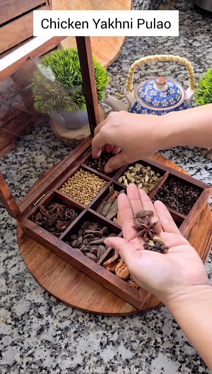 Prepare chicken stock: In a strainer, combine star anise, big cardamom, small cardamom, cloves, black pepper, coriander seeds, and cumin seeds. This prevents whole spices from being in the final dish.