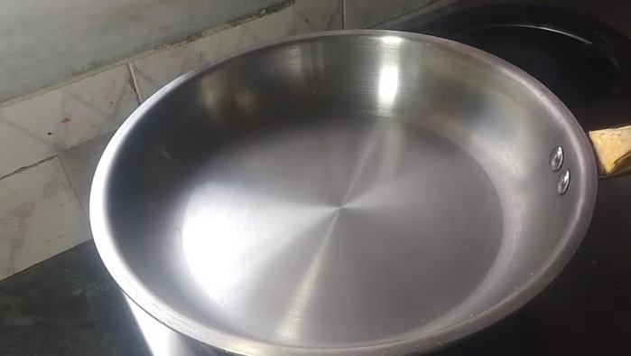 Heat oil in a vessel. Add chopped onions and sauté until transparent.