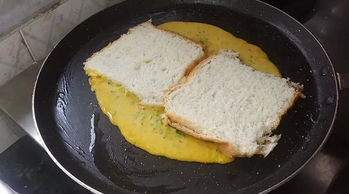 Spread the prepared stuffing on the bread.