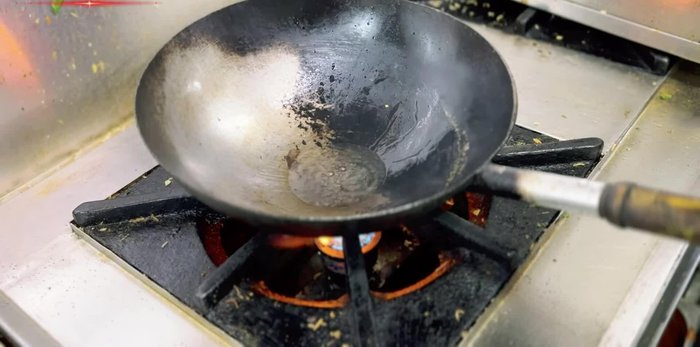 Heat oil in a pan. Add garlic and green chilies.