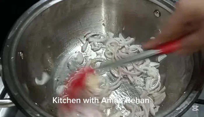Add the crushed garlic and ginger, and saute until the raw smell disappears.