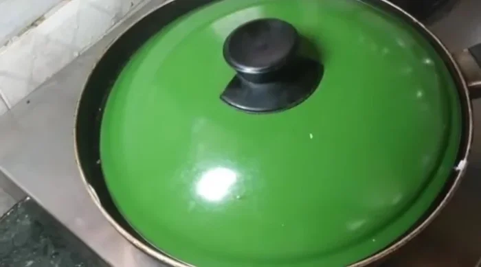 Cover the pan and cook on low heat until the top looks dry. Add a little oil around the edges if needed. (141.28)