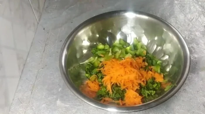 In a separate bowl, combine chopped spinach, grated carrots, capsicum, tomatoes, corn, salt, chaat masala, oregano, and peri peri spice. Mix well. (50.239)