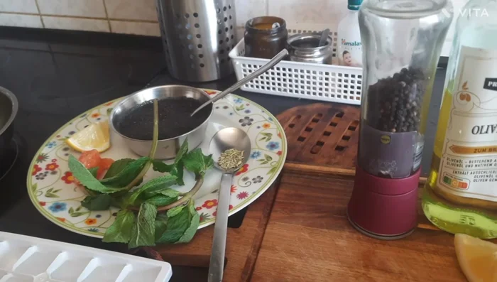 Prepare the herbal drink: Combine mint leaves, bade soppu (anise), rock sugar, and water in a juicer. Blend until smooth.
