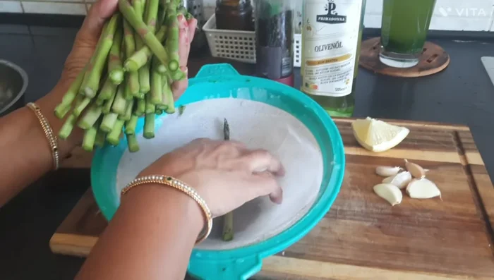 Prepare the asparagus: Remove the hard bottom part of the asparagus. Cut the asparagus into bite-sized pieces.