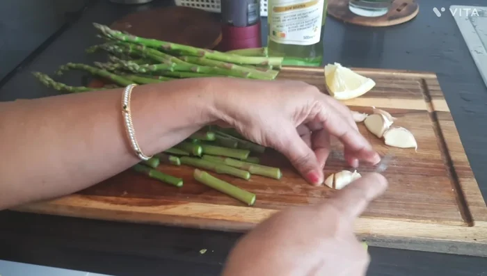 Prepare the garlic: Peel and finely chop the garlic.