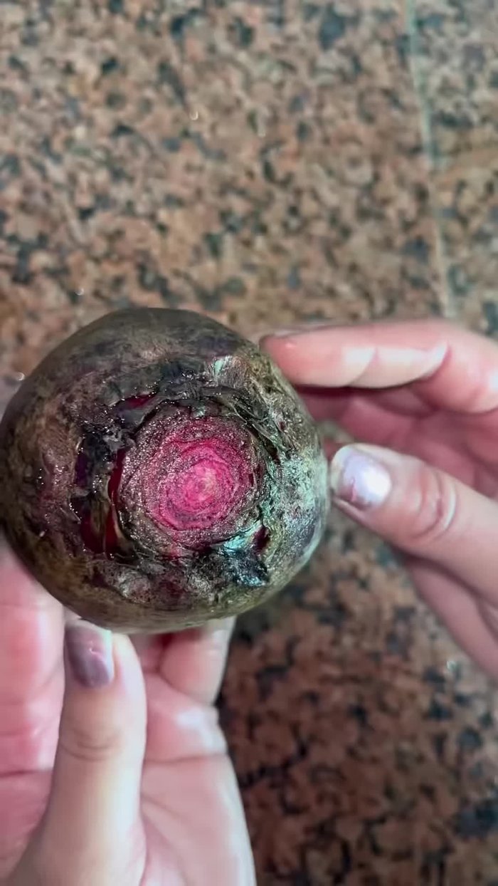 Peel and wash the beetroot. Cut it into smaller pieces (smaller than in the video for easier grinding).