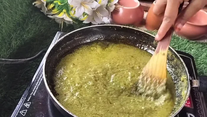Add lukewarm water to adjust the gravy consistency. (317.919)