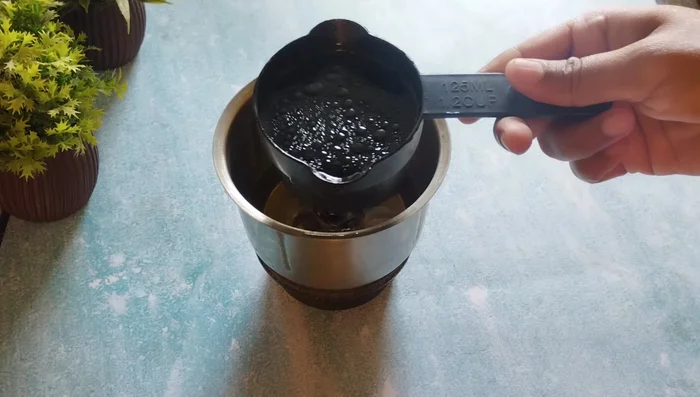 In a mixer jar, combine refined oil, water, salt, and baking soda. Blend until smooth and creamy.