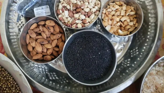 Lightly fry roasted chickpeas in ghee.