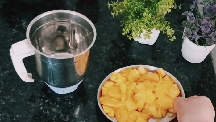 Cut two mangoes into small pieces.