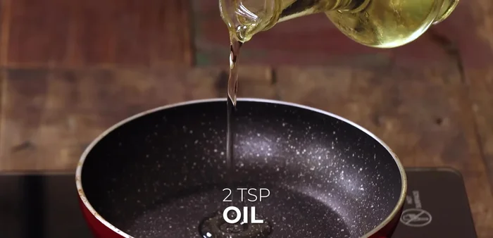 Heat 2 teaspoons of oil in a small pan.