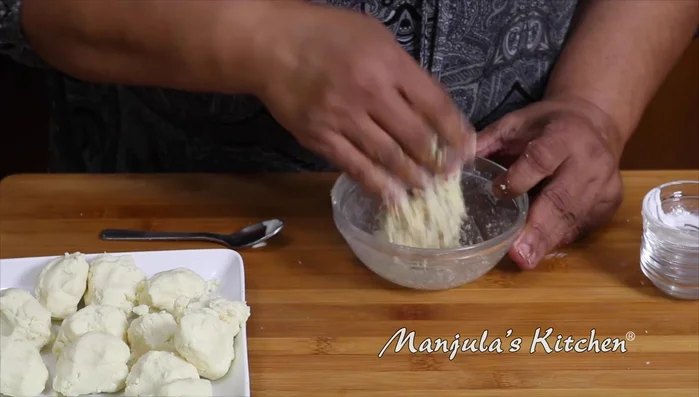 Take two parts of the dough, mix with the filling, and divide into 12 equal parts.