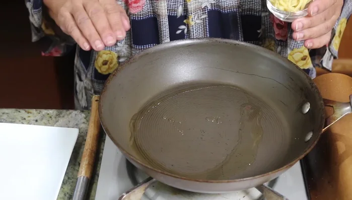 Heat 1 tablespoon of oil in a pan. Add 1 tablespoon of finely chopped ginger and sauté for about a minute.