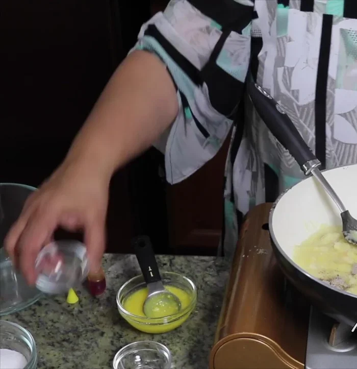 Add the saffron and cardamom powder. Mix everything thoroughly.