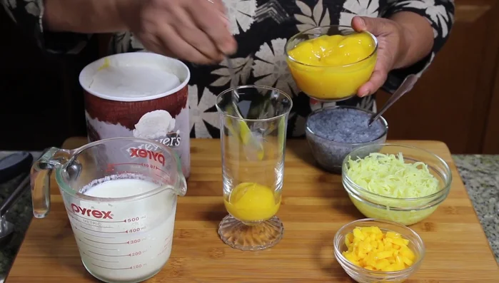Layer mango pulp in tall glasses.