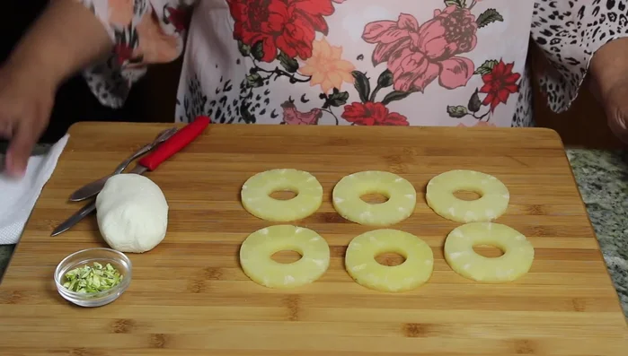 Pat dry the pineapple slices on both sides.