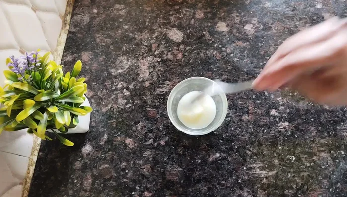 Prepare a paste: In a separate bowl, mix ghee (or oil) and a spoonful of refined flour until creamy.