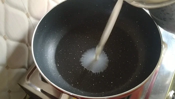 Pour 1 liter of milk into a pan and bring it to a boil. Continuously scrape the cream that forms on the sides and stir it back into the milk.
