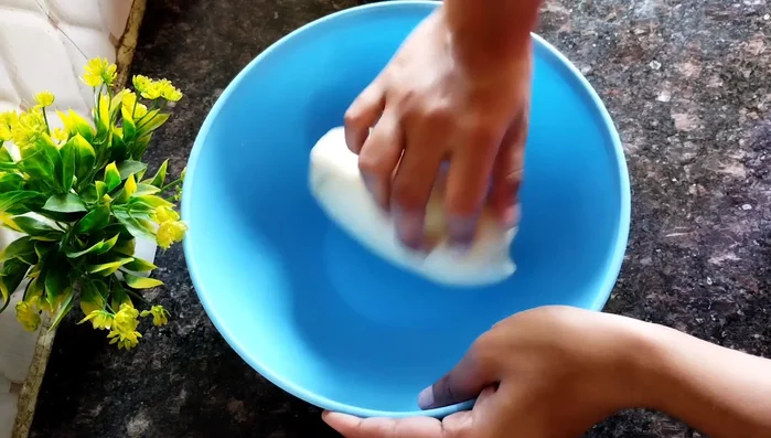 After 30 minutes, knead the dough again. Divide it into two portions and roll each into a thick, even sheet (avoid making it thin).