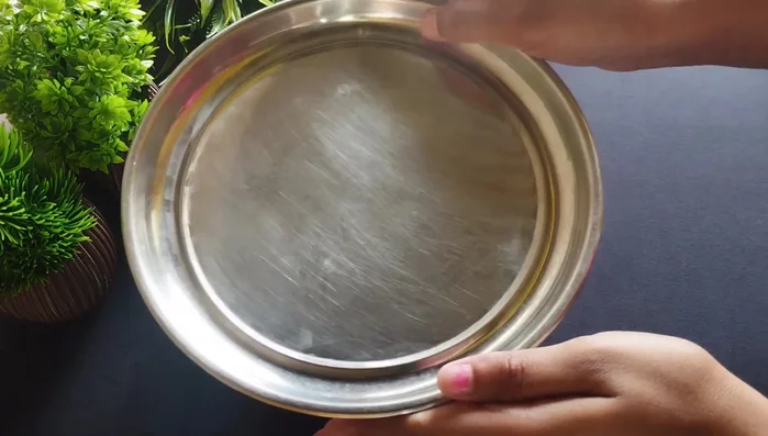 Let the batter rest, covered, for 30-60 minutes to allow the semolina to swell. This will result in a thicker, smoother batter.