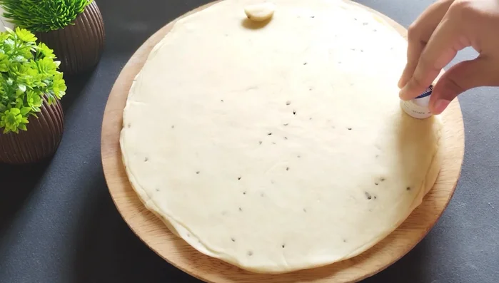 Use a clean lid to cut the rolled dough into cashew shapes.