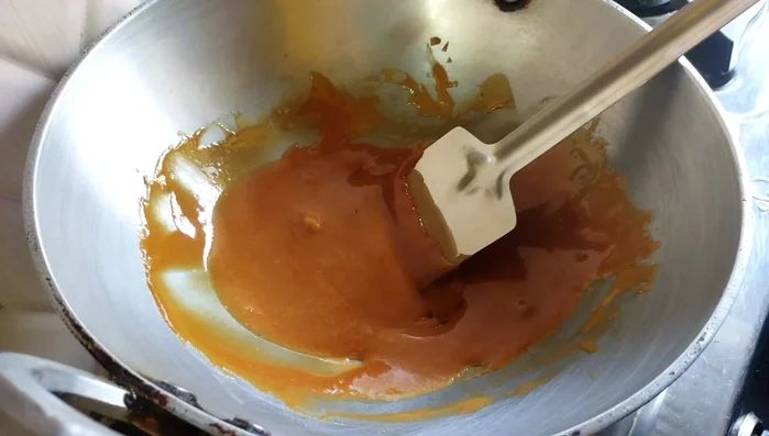 Turn off the flame and add the puffed rice to the cooked jaggery.