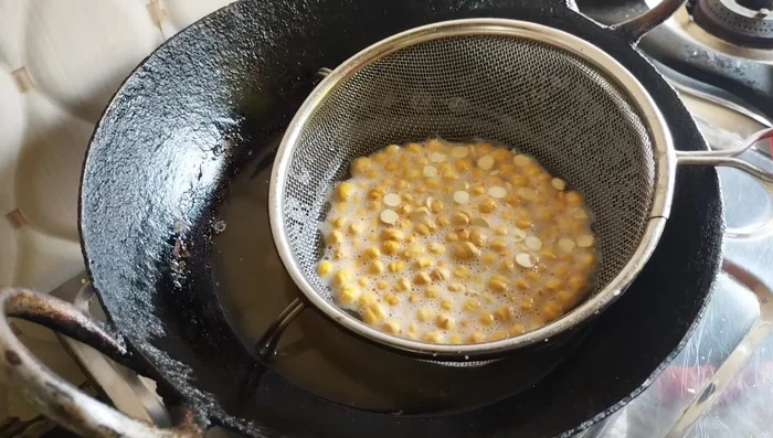 Lightly fry the roasted gram for about 1 minute, being careful not to overcook.