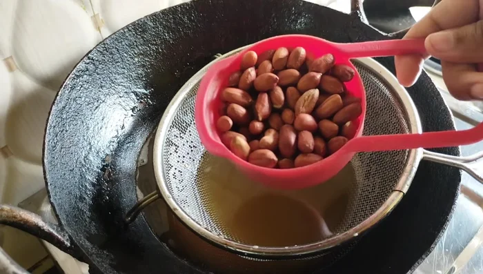 Combine the fried poha, roasted gram, and peanuts in a bowl.