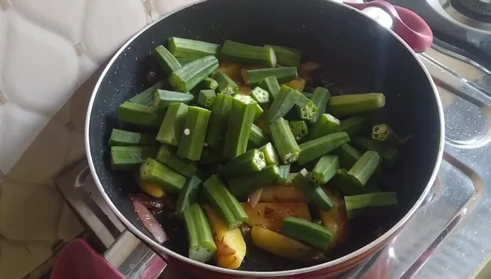 Add the chopped ladyfingers and fry for 2-3 minutes.
