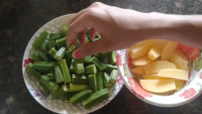 Wash and dry the ladyfingers and potatoes. Cut them into long pieces (or any cut you prefer).