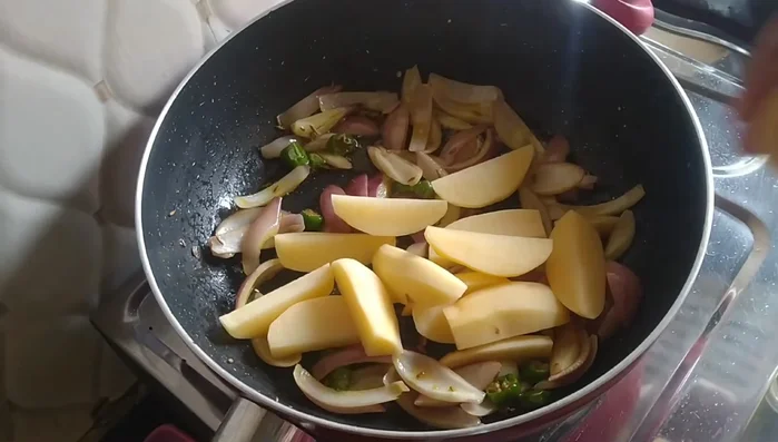 Add the chopped potatoes and fry for 2-3 minutes.